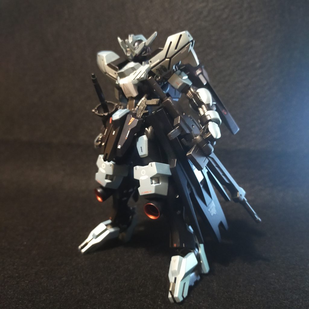 黒はプリズムブルーブラック内部フレームはスターブライトアイアンでドライブラシ部分的にスターブライトシルバーポイントの赤はプライマリーメタリックレッドを使用してます