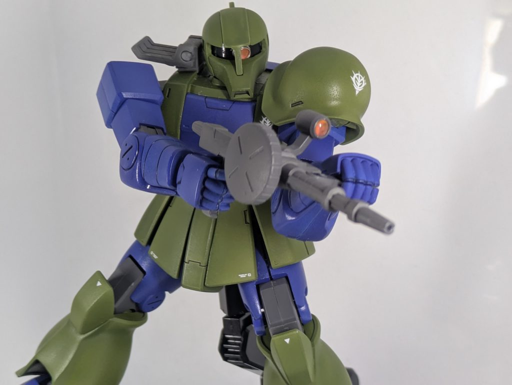 ザクマシンガン。ちゃんと両手で持てます。スコープにもhアイズ埋め込んでみました