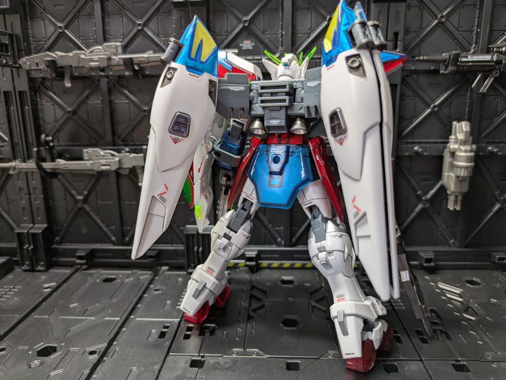 今回は余っていたRGウイングゼロEWのデカールと百均のデカールを使ってみました。どちらも貼り終えてみるとRG感を上手く出せている気がする。