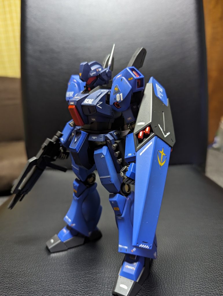 胸のところだけ青色って、チョッキやないんやから。 