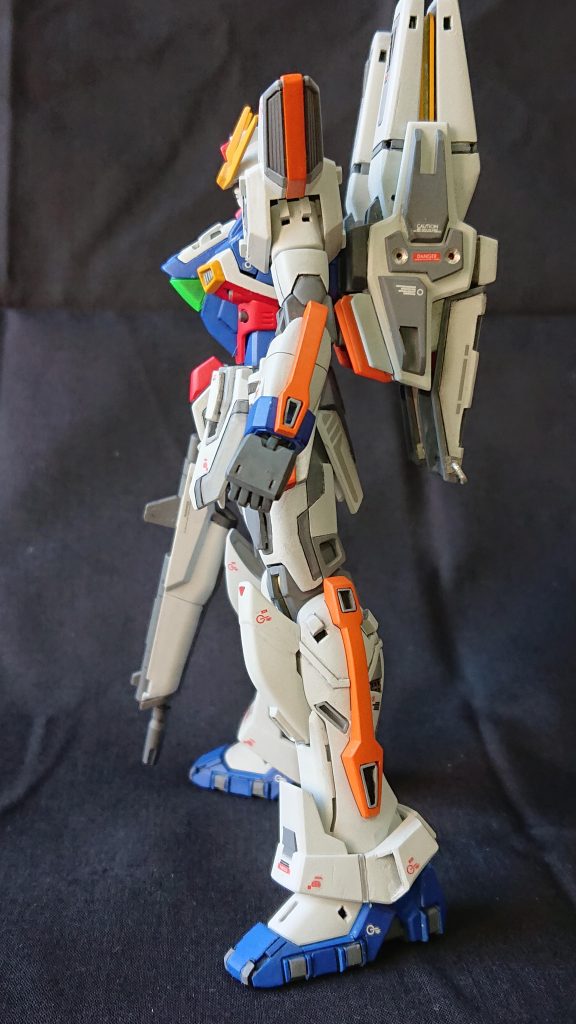 劇中で腕と脚部のエネルギーコンダクターは取り付けられていない未完成状態ですが・・GXらしさを強調したかったのであえてスラスター的な箇所として再現、肩と同じくオレンジ色で統一しました。