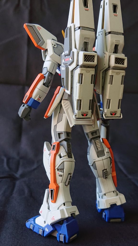 宇宙用バックパックは、大型のバーニア・上部の放熱フィンなど寄せ集めた急造品を再現したつもりで、プラ板メインでスクラッチしました。 