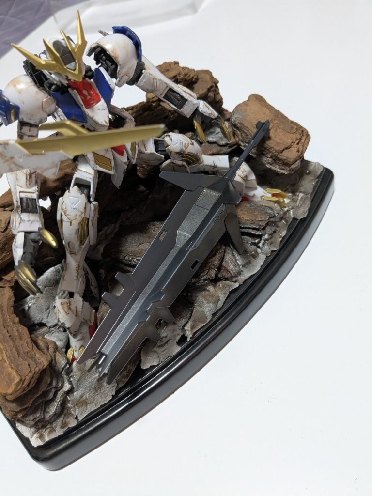昔は普通に素組みのみで終わってたのですが、昨今はYOUTUBE等でガンプラの動画を上げている方も色々おられ、会社の同僚の方もガンプラや車のプラモを製作されてるのを知り、ならばと調子に乗って、ウェザリングなる事に挑戦してみました。