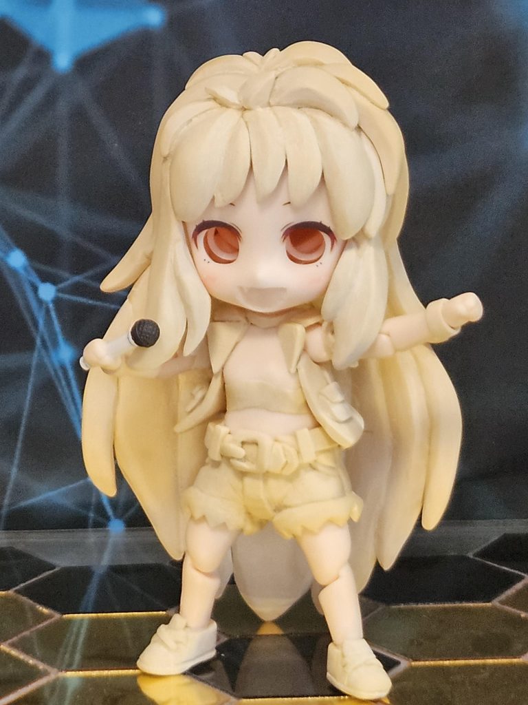 余分なパテをデザインナイフでカット今回はカスタムフェイスを使用し眉毛を紙ヤスリ1000番で慎重にヤスリがけ(後から角度調整用)口をデザインナイフで掘り進めました。口は失敗が許されない慎重作業になります。粗めの紙ヤスリ180番で豪快にヤスリがけ。