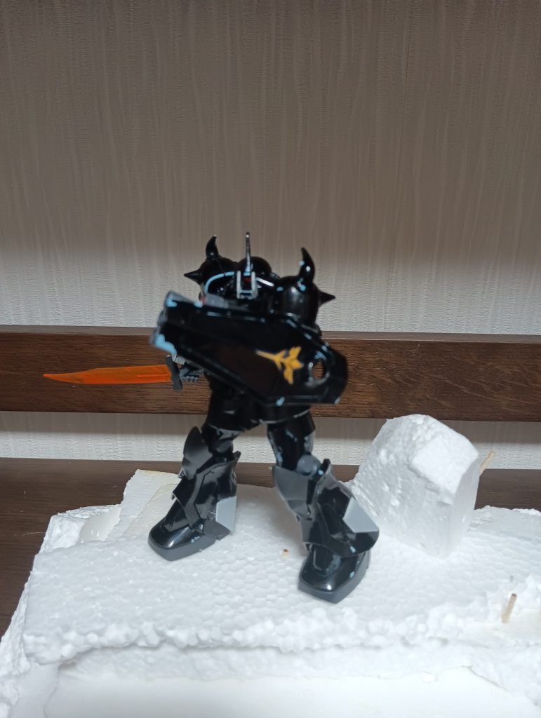 シールドはグフカスタムの物をそのままに各部に増加装甲を付けている上に頭部に猪を思わせる牙の様な物が付いている