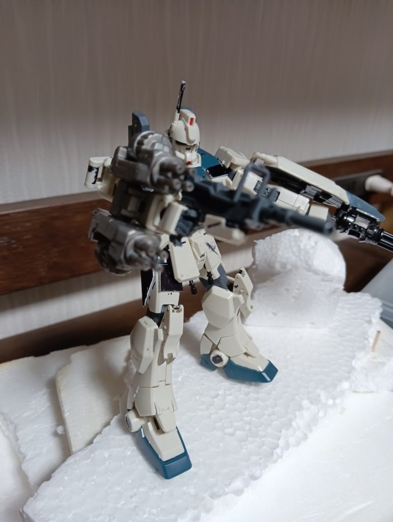 右腕には新たにガトリングが増設