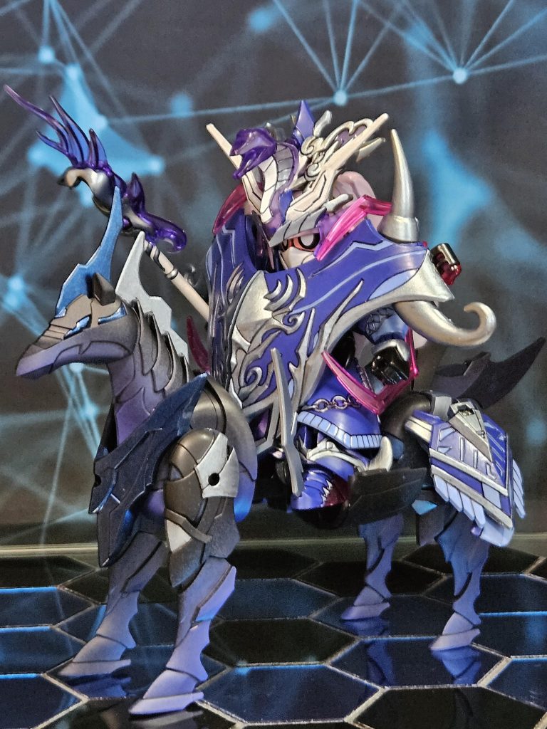 ウォーロックイージス+クレオパトラキュベレイ。顔は貂蝉クシャトリヤで組み合わせて制作。マントはGXメタルバイオレット+スージーブルー+クールホワイト等を調合シルバー→アイスシルバー水色→ソードストライクブルー馬はタミヤカラーのブルーバイオレットを下の方だけ吹きかけてグラデーションさせてます。