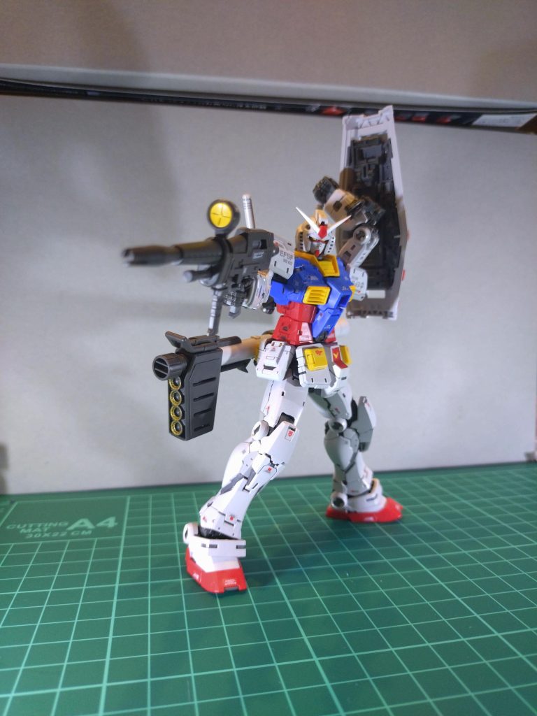 ビームライフル構えながら抜刀する構え。可動もしっかりしてポーズ取りやすい。