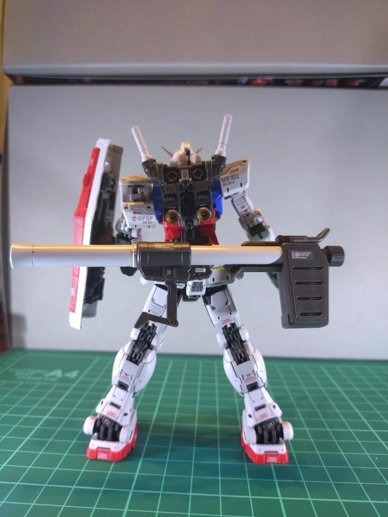 バックショットも格好良くほぼパチ組です。 バックパックもいい出来ですね。ビームサーベルの角度が変わるのも地味にいいです。