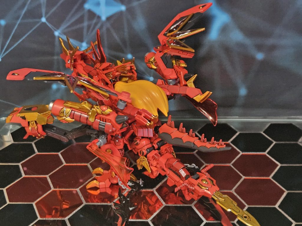 頭が複数&尻尾2本のデザイン鎖の先にはフィギュア用の金属製の剣が取り付けてあります。