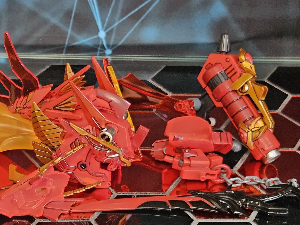 紅武者アメイジングにヴァルキランダーの部品をプラ板を使って取り付けられる様にしました。角はメッキ部分が接触するので禿げました汗ハイパーバズーカの装飾には貂蝉クシャトリヤの部品を使用。