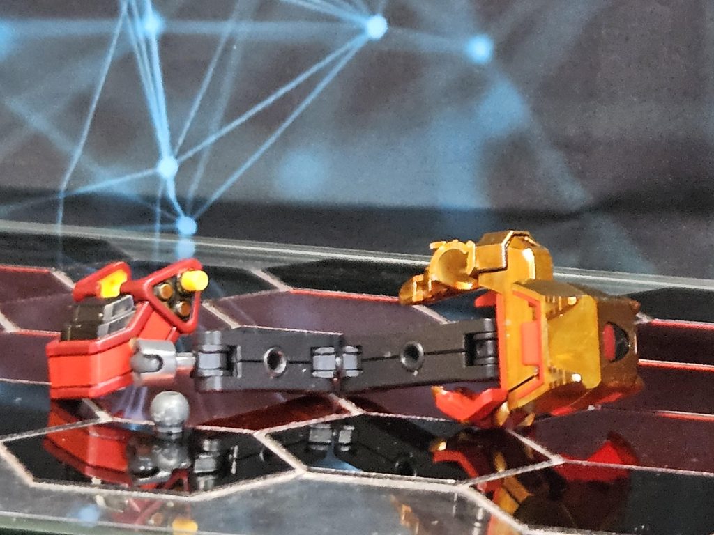 紅武者アメイジングの肩当てを逆に装着。ポリキャップ差し込める箇所が丁度あるので折り畳むアームの位置を調整してアヴァランチレックスバスター部品を取り付けられる様にしました。