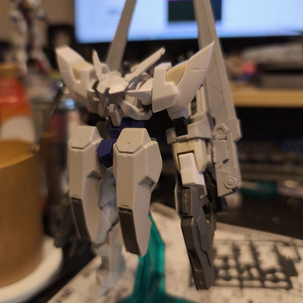 現状として、トランジェントとリバーシブルガンダムとのミキシングは意外と難航しています。ふと周りをみてディナイアルガンダムが仮組みした状態で置いてあったので今回、胴体と下半身を使うことがしました。リバーシブルガンダムの腕に主武装をまとめた為、どうしても全体のバランスが悪くなってしまいましたそこで、ディナイアルが目に入り、徒手空拳を主体とする機体なだけあって胴体と脚が長くプロポーションがよく見えました。その為、配色をどうするかで悩んでます(gundam-kao5)なので、もう少しかかりそうです(gundam-kao10) （3枚目）