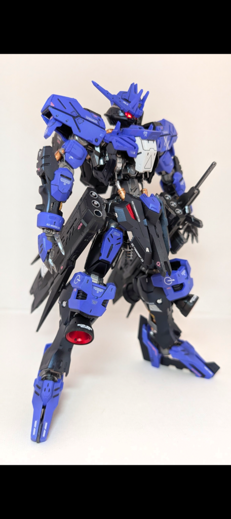 今回は磁気に反応するLEDを仕込んでツインアイを光らせてみました。