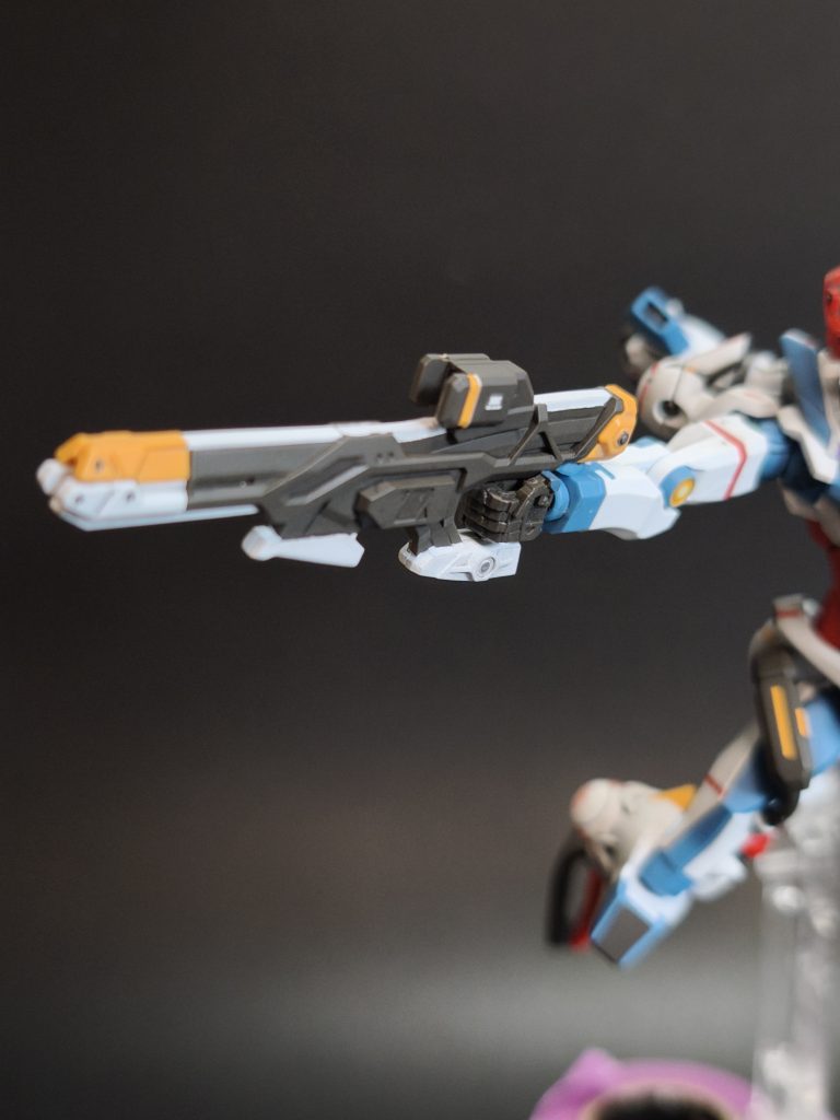 ビームライフルのセンサー部分の黄色ラインも付属シールの黄色枠を切り取って貼り付けています。