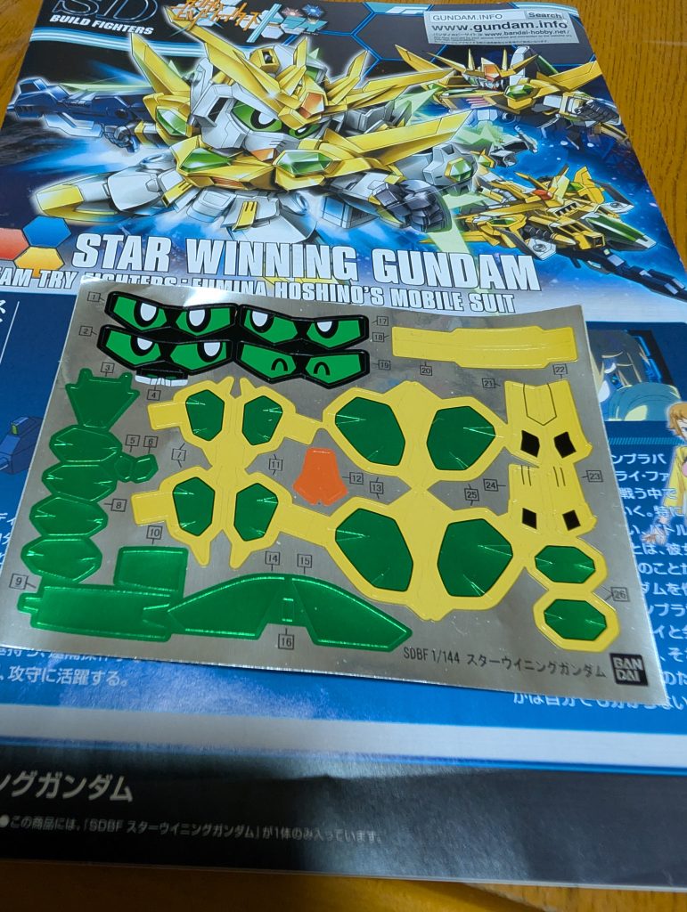 シールが多いなぁ…と思い「これは塗った方が楽やろ!」と言う安直な考えが失敗でした。まずイエローが全然乗らない…サフ吹けないし下地無しだからなのでしょうか?イエローで隠蔽力が良いのを調べたら「キアライエロー」…ラッカー系はあかん。シタデル系もオススメ…単価が高いやん。仕方なく普通に水性カラーのイエローを何日も何日も重ね塗りの日々でした。緑もメタリックグリーンが白の成形色に直接塗っても全然塗装が食いつかないし。黄色とグリーンはなんか塗装が厚くなってボテッとしてしまいました。