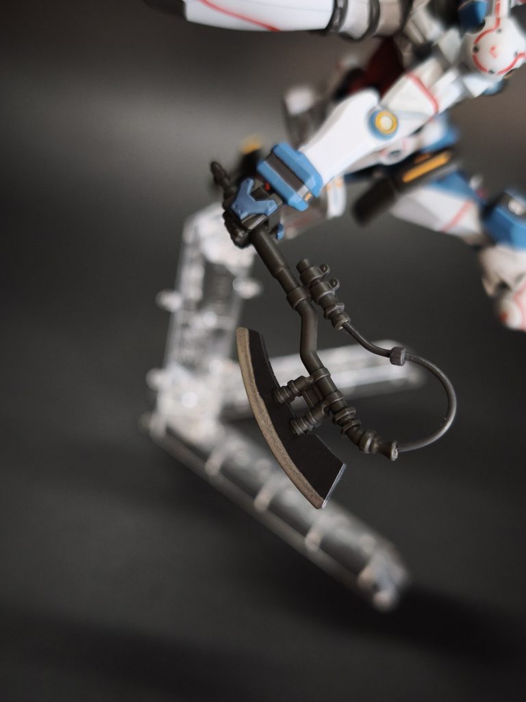 ヒートホークについては、チューブ部分を切り取って1mmアルミ線に置き換えています。チューブ部分真ん中のパイプは切り取った部分から切り取ってアルミ線に接着しています。刃の部分については水性ホビーカラーのエアリアルグレー、シルバーを使用しています。