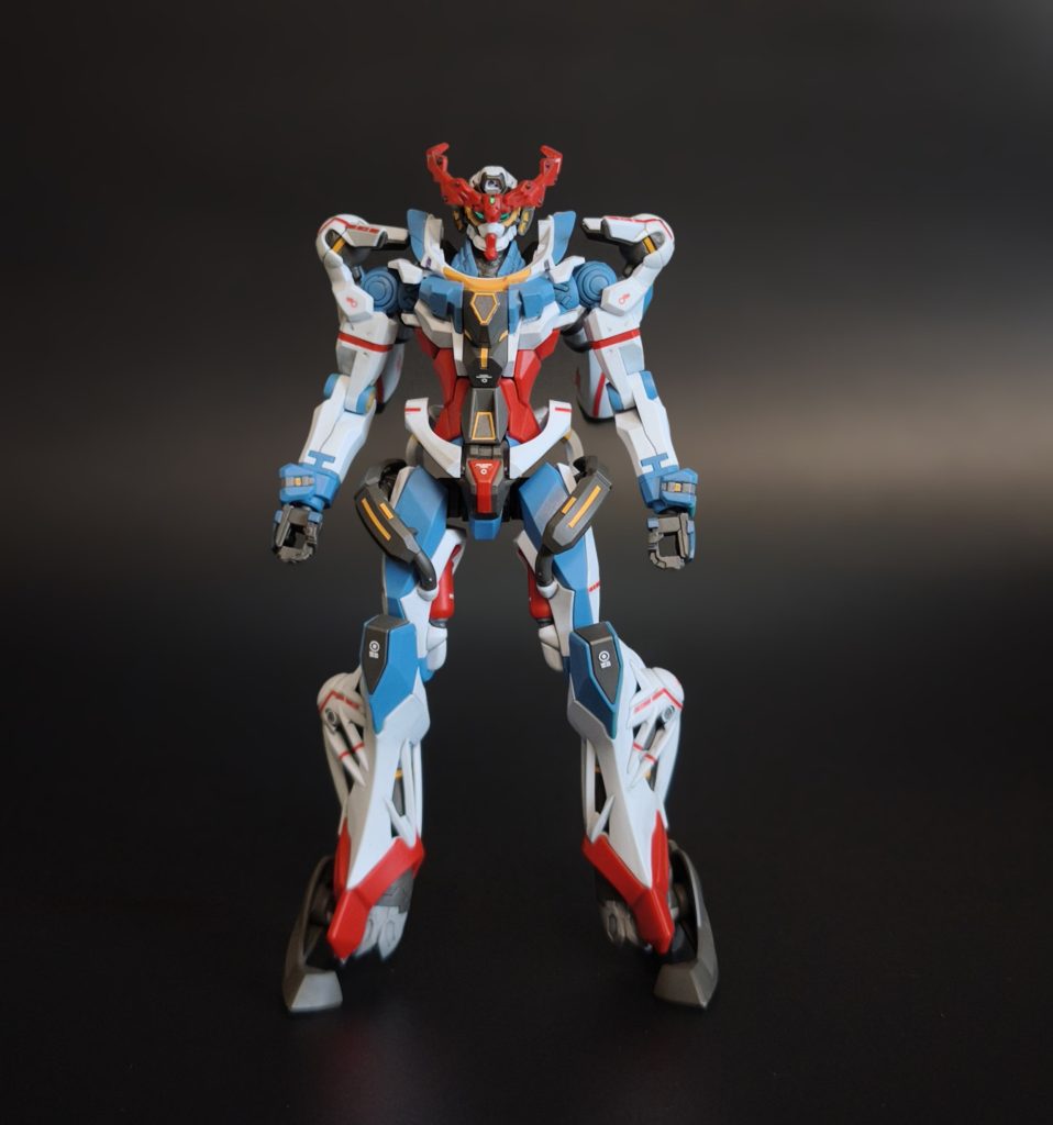 正面のショット。他社製のデカールも幾つか貼っていますが、あまり主張が激しくならないように数は少なめにしています。顔の目・センサーについてはつや消しコート後に貼り付けることで光沢感を維持しています。