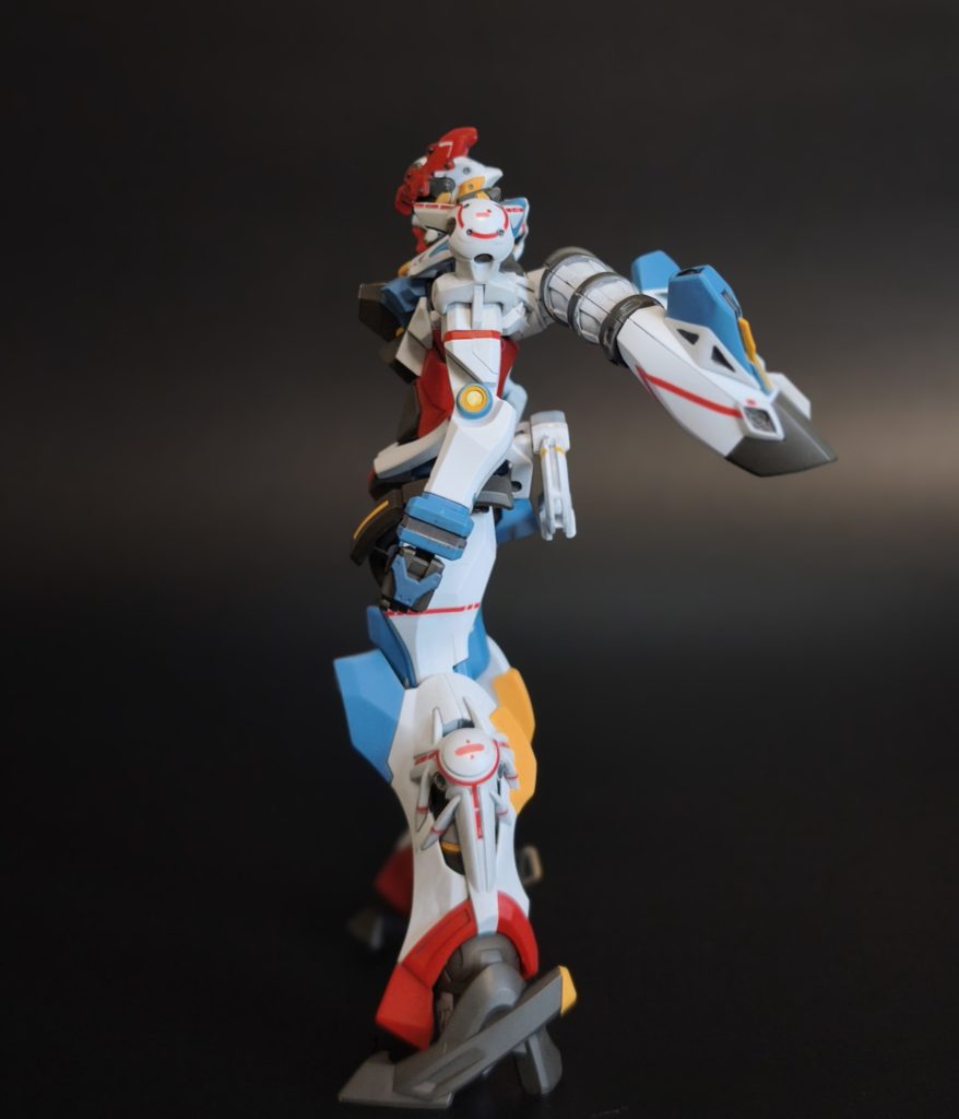 サイドから。腕の関節軸の黄色はサフを筆塗りした後から水性ホビーカラーのハイネ専用機オレンジを塗装しています。バックパックの白については説明書のカラーレシピを参考にサフの上から調色した白を塗装しています。