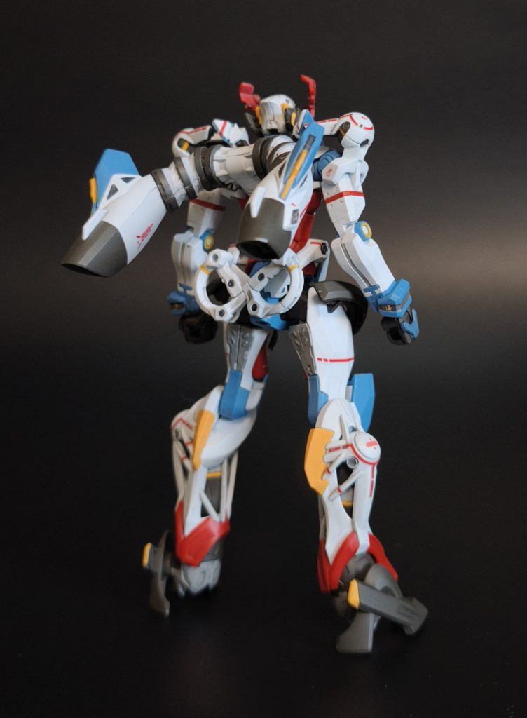 後ろから。ビームサーベルの黄色ラインはキット付属の黄色シールの枠を切り取って貼り付けています。