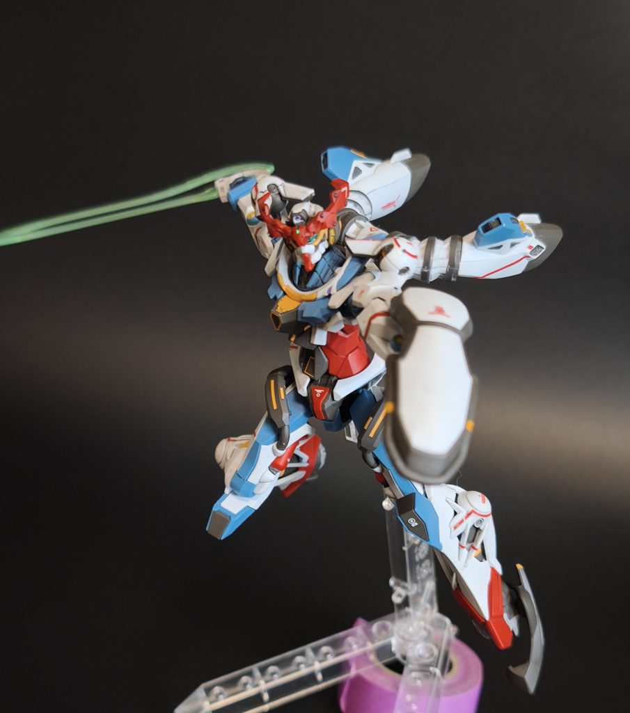 幾つかアクションしているポーズを。スミ入れについては白の部分はグレーを、それ以外の色のパーツについては黒を使用しています。