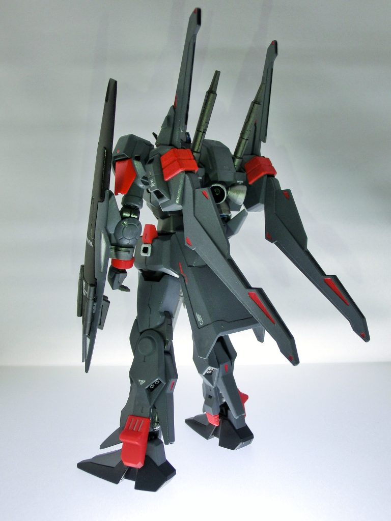 改造箇所は・太もも、テールのスジボリ追加・太もも、バインダーの合わせ目消し・バックパック、上部バインダーにチップ追加・テールにジャンクパーツでディティール追加となりますキットにはライフルが2種付属しているのですが、敢えて省きましたテールのディティール追加ですが、写真の撮り方が悪く見えなくなってるのを後で気付きました…デカールはガンダムデカールやHJデカール等からそれっぽいものを引っ張ってきております