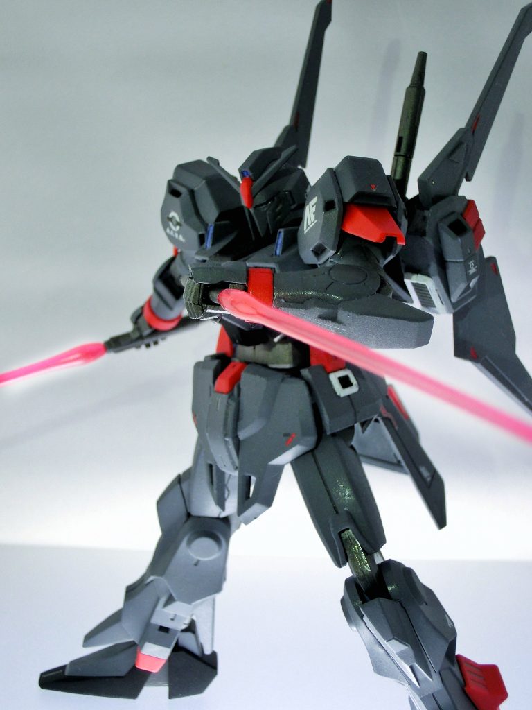 使用塗料はいつも通りファレホ今回は通常のモデルカラー、メカカラー以外に去年リニューアルされたゲームカラーも使用肩やサイドスカート等の裏打ちは黒で塗装し目立ちにくいようにしております頭部、胴体、ライフルのセンサーにはシルバーの上からクリアブルーを乗せ、クリアパテでカバーしております