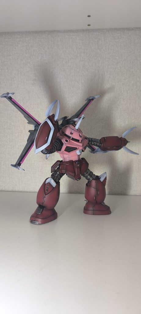 蛇腹部はグレーにするか迷いましたが、スターブライトアイアンで光沢塗装しました。