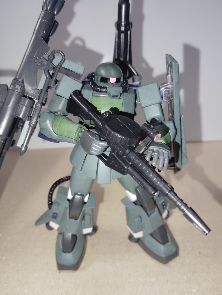 武器はMMP90mマシンガン、ザクバズーカ2丁、ヒートホーク、ヒートサーベル、ヘビーマシンガンとシュツルムファウストの六種。