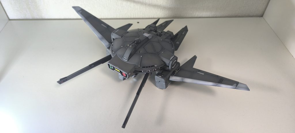 各部にビーズと虫ピンを埋め込み。面が大きい機体なのでグラデーションが効果的ですね。