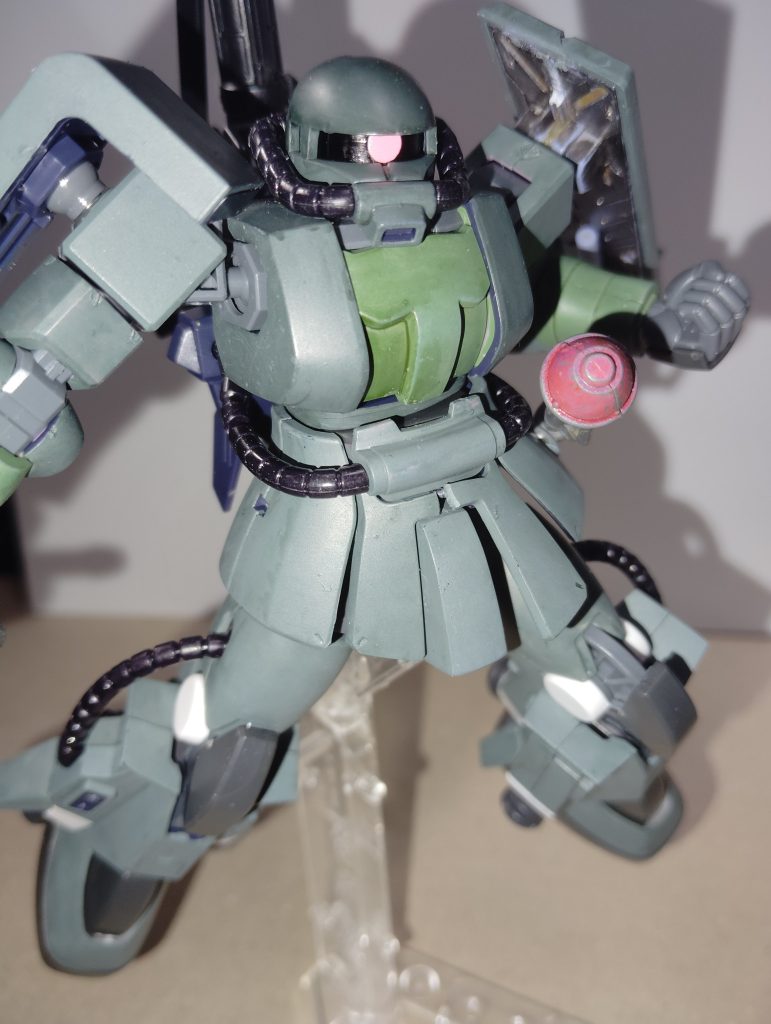 フロントスカートを割ってみました、そもそも脚そんな動かないから意味無いかも。