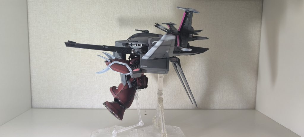 真横から見ると被り物なのがよくわかります。ゆるキャラ的なシルエットです。