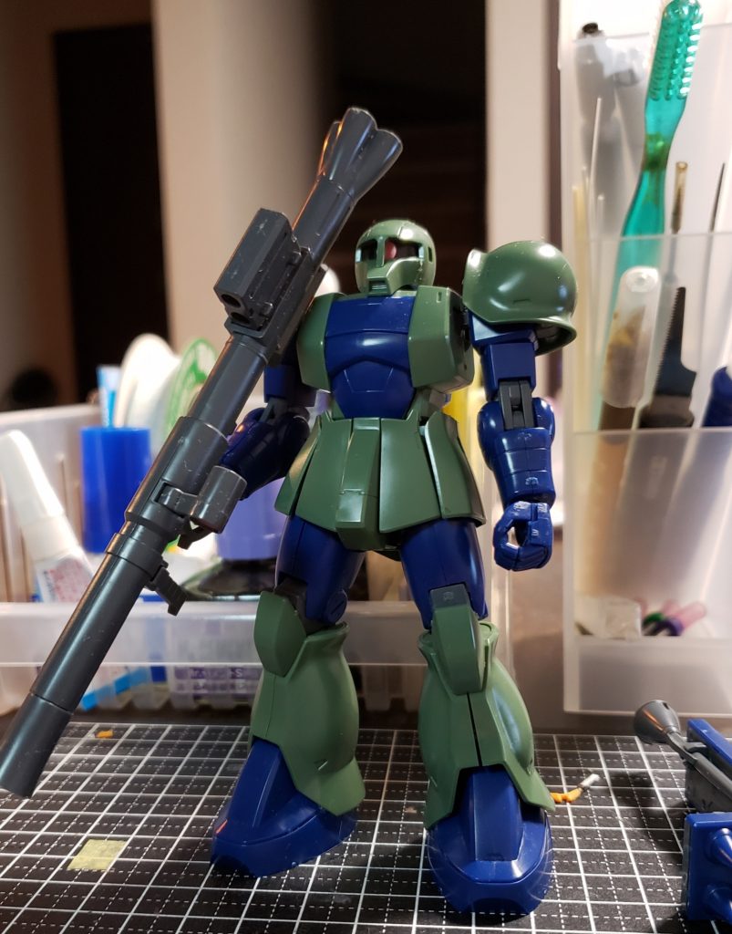 素組状態。うーむ好みでは⋯ない笑が、ここはなんとかちょっとでもカッコよく仕上げてやらねば!と思いながらバラしてみます。挟み込み多すぎ⋯後ハメ加工もちょこちょこせねば⋯簡単に加工しつつちょっとでもカッコよくなるように修正箇所を絞ります。①顎周辺を削って少しでも小顔に。②胴を内部で2mm延長、フロントアーマー辺りを1mmずつ横方向に延長。③腕、太もも、膝などの合わせ目は後ハメ、段落ちなどの処理。④足があまり左右に開かないので太ももの付け根を削る。あとは色だけ変えて、デカールなんかは息子に決めさせれば楽しいかなと思いこの方向でいきます。