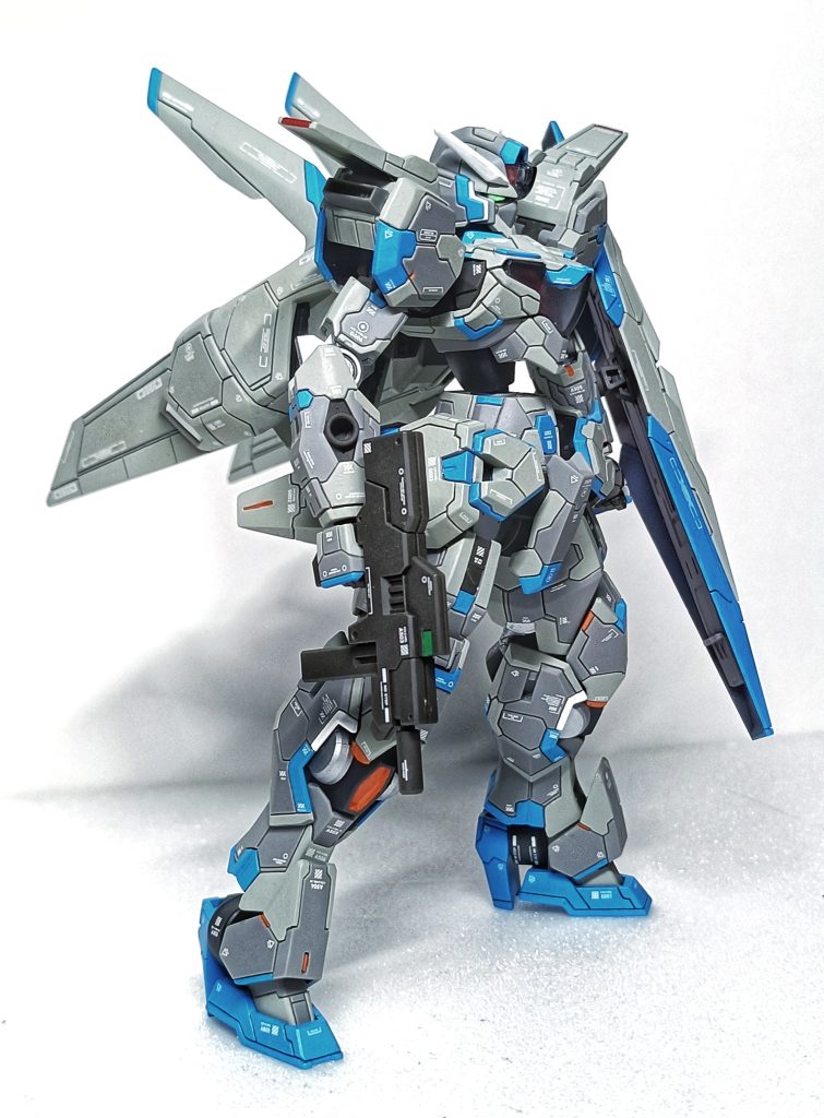 元のガンヴォルヴァはバックパックが寂しかったのでデルタプラスのミキシングでバランスをとりました。ショルダー上部にもデルタプラスのパーツを取り付けパテで成形しています。