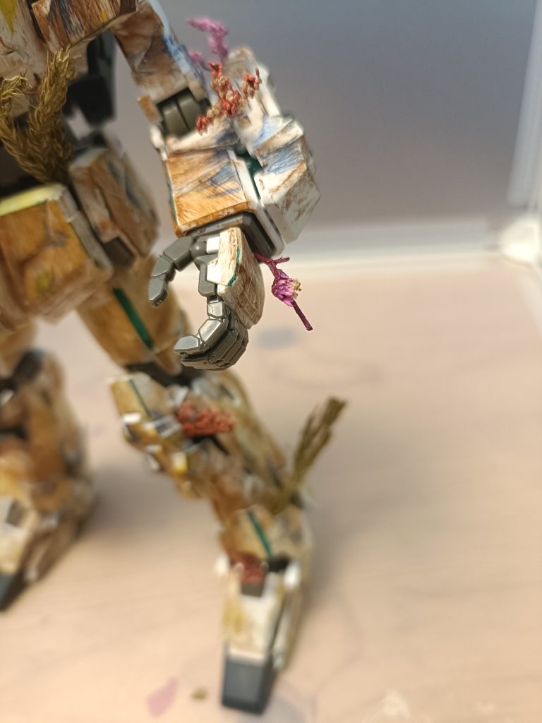 つけた草は手首のピンクの草