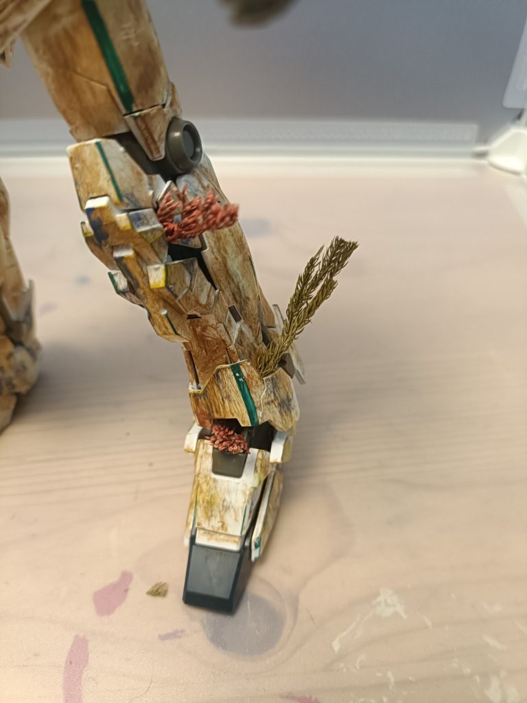 足の赤、緑の草