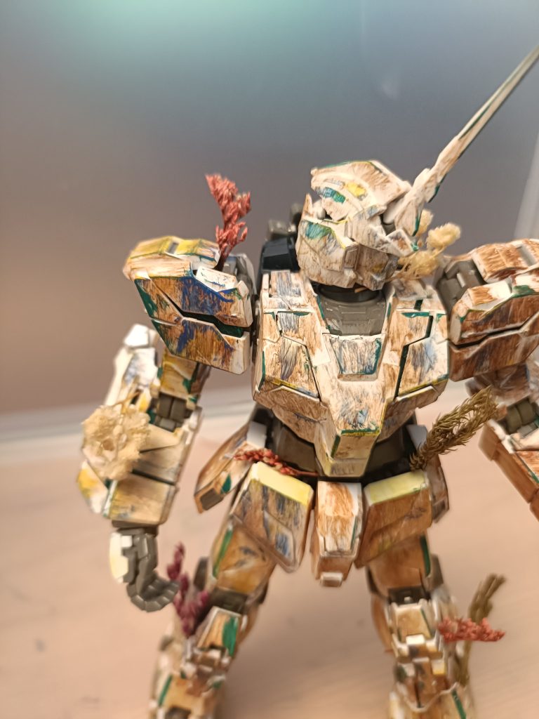 さっきのとはちょっと違う赤い草と、首の白い草です