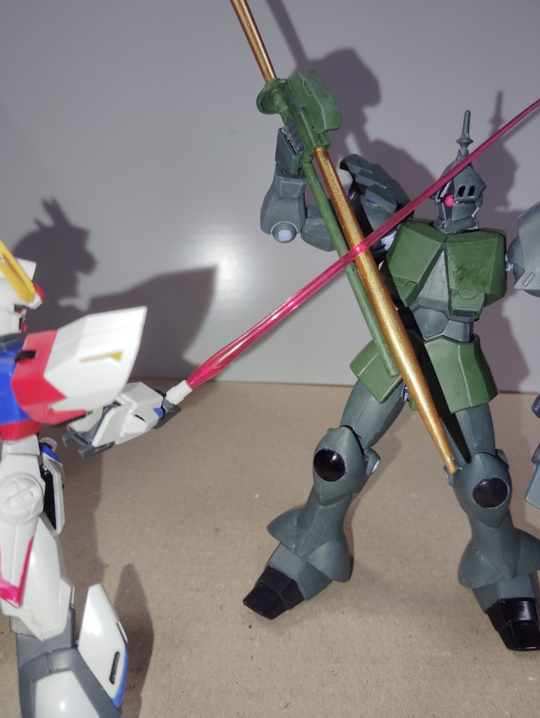 スピアのビームは逆方向にも出せるので、柄の方を狙った攻撃にも対応出来る…はず