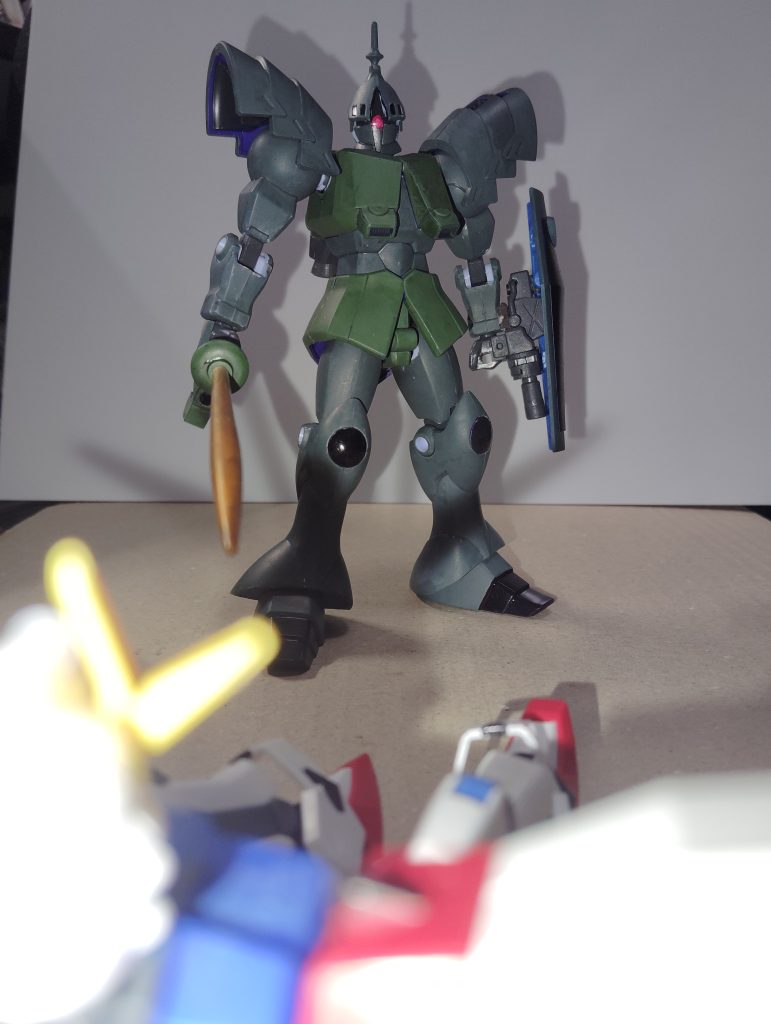 古いキットな上に中古で買うとよくある合わせ目消しを失敗したものだったので胴体とかどうしようかとすごく悩みました。