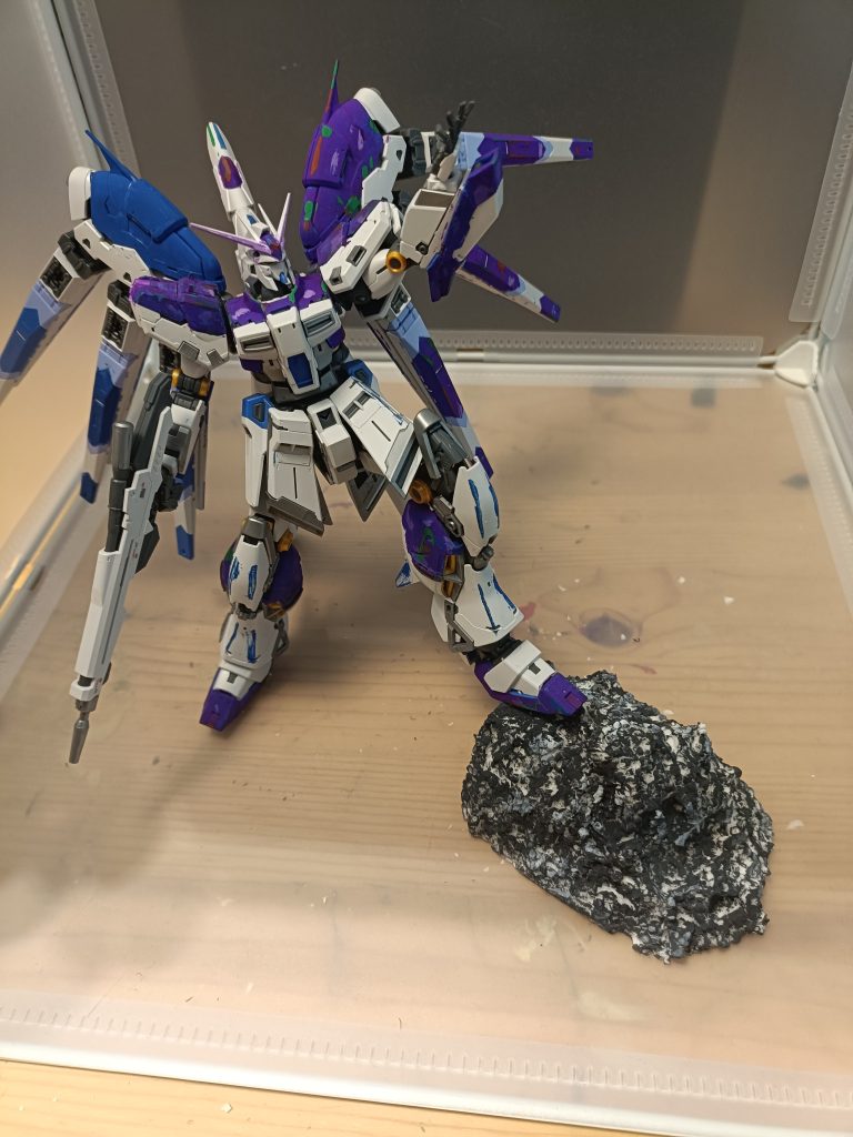 フィン・ファンネルは片方だけ少し暗い青にしてます。Hi-νが足をのせている岩はダイソーで買った発泡スチロールで作っています。もっとうまく作りたかった。