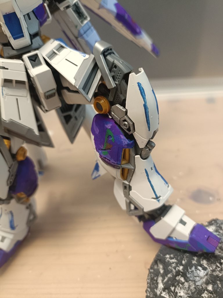 足の汚れはこんな感じ。紫のところの汚れに集中し過ぎて白いところの汚しを忘れていた😯でも塗り直すのめんどくさかったのであえてこうしていると解釈して下さい😅