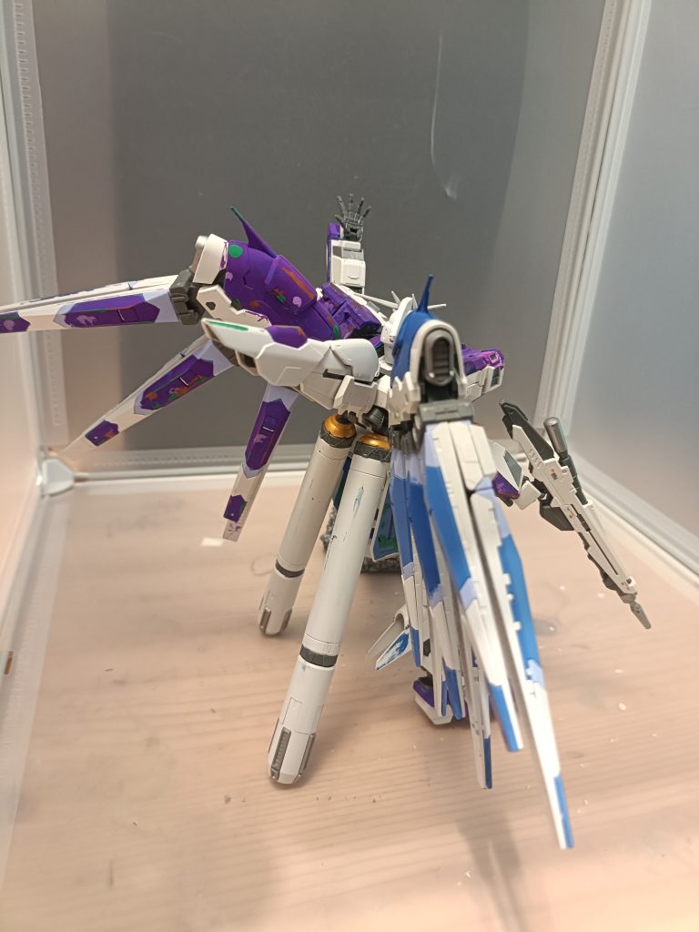 後ろはこんな感じ。後ろのフィン・ファンネルが重くて自立が難しいので後ろのタンクみたいなやつをつっかえ棒にしています。