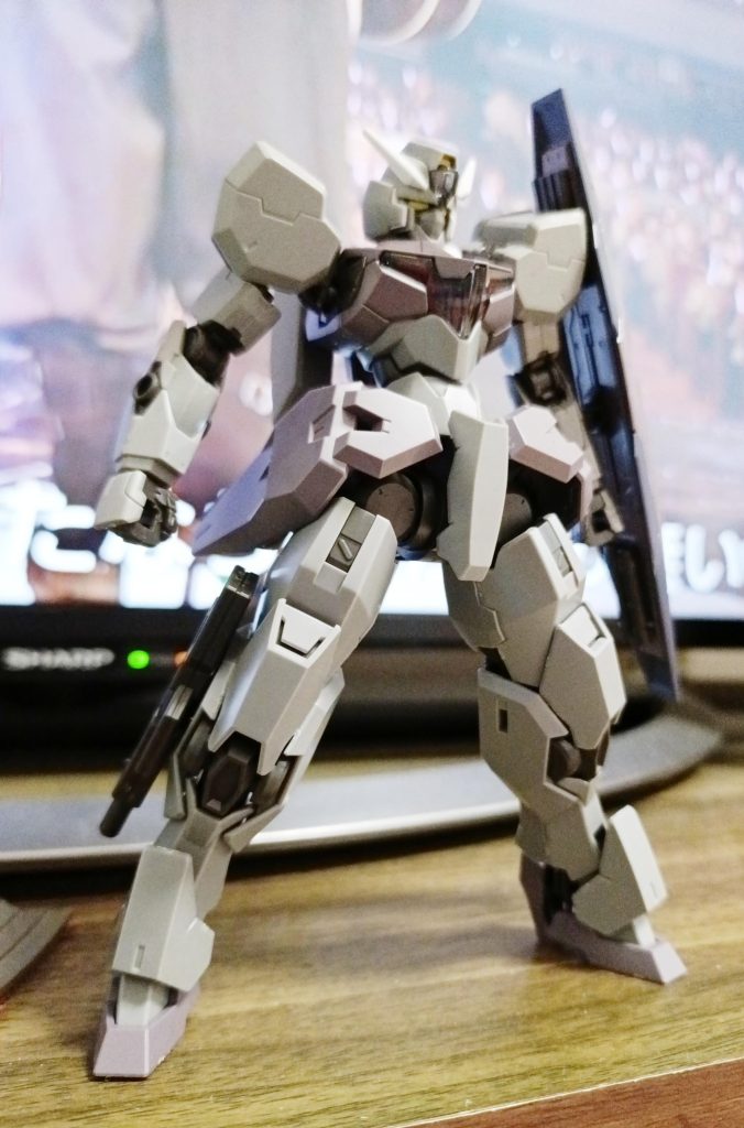 元の素体、今年の年末に素組みしたガンヴォルヴァです。TVには紅白歌合戦が流れています。もう半年!時間かかりすぎですねー