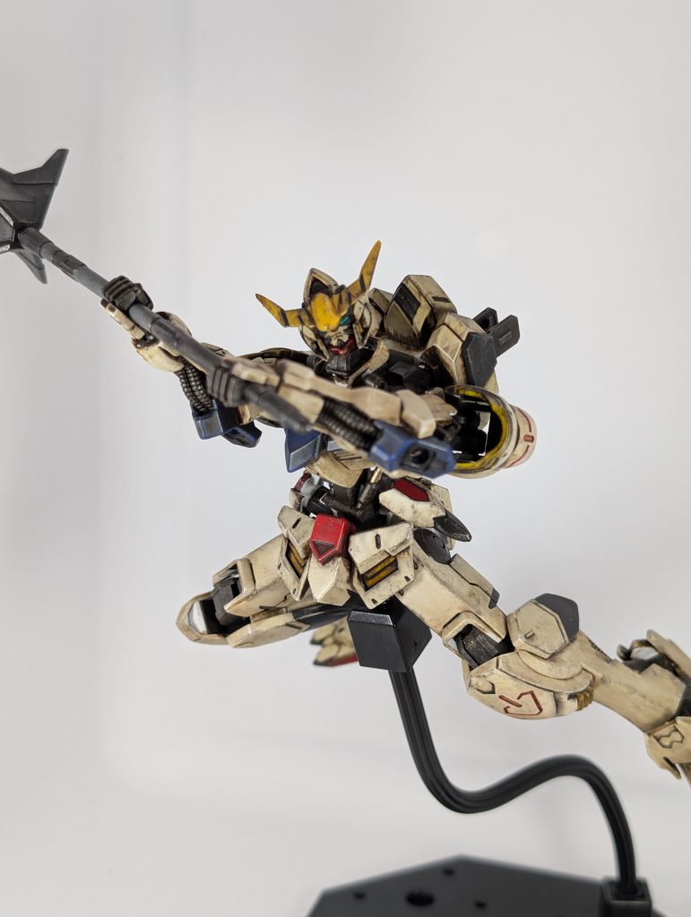 このガンダム、どういうポーズを取ればカッコいいのか分からん😅きっと劇中はカッコいいシーンが沢山あるんだろうけど(zaku-kao5)