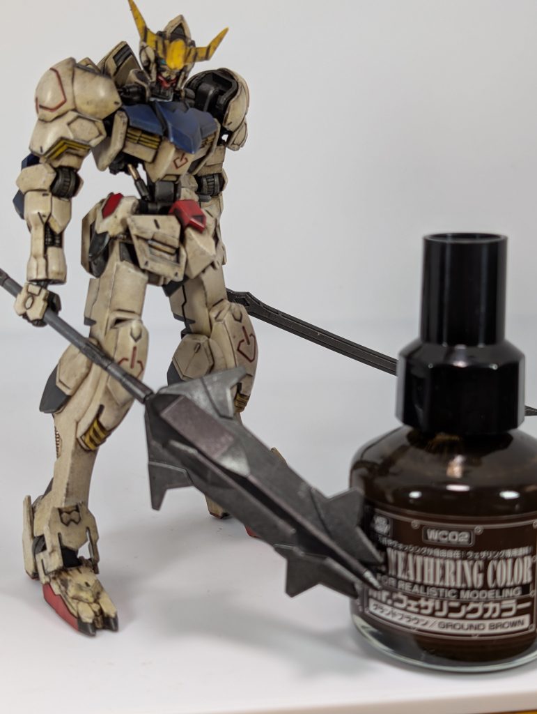 教わった「ウェザリングカラー」を使ってみました。ウェザリングの心の師匠「T-Non」さんに教わった通り、ガッツリ塗って上から下に拭き取っていったんですが…加減が分からん(笑)これで良いのか?まだまだ拭き取るべきだったのか?ちなみに嫁からは「このガンダム、細っ!華奢で弱そう!しかもヤニ色」と言われました(笑)