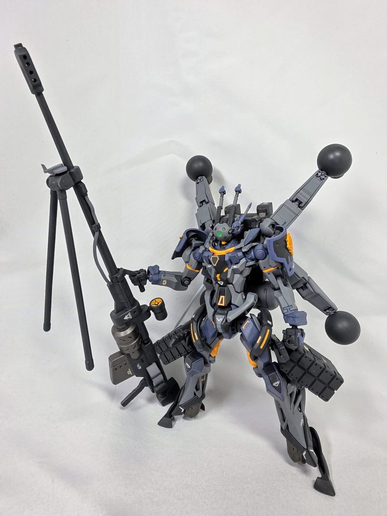 正面試作機のため、オメガサイコミュは搭載されていません。その代わり狙撃に特化しており、頭部には大口径のカメラセンサーが備わっています。