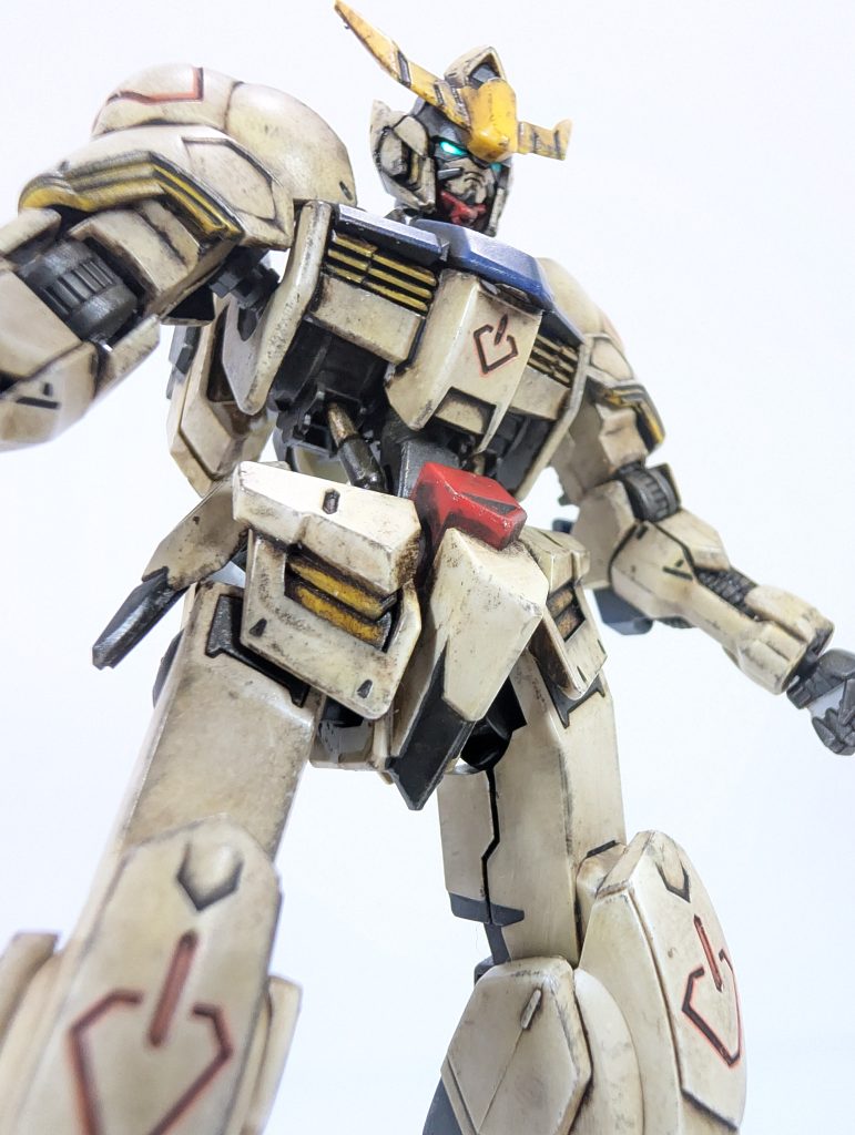 個人的に好きな下からのアングル(笑)それにしてもこのバルバトスもよく動きますね(zaku-kao6)このガンプラなら【アレ】がきっと出来る!