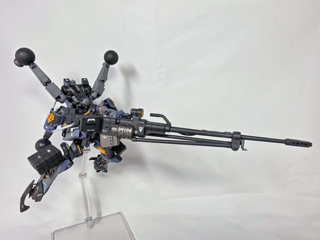 狙撃ポーズメイン武装の対艦ビームライフルは、敵機・敵艦に捕捉されない長距離からの狙撃に特化した武装です。こちらは制作にあたり、ベースとなったのは昔ガンプラエースに付属していた鉄血オプションセットの対物ライフルに、HGUCヅダの対艦ライフルのパーツ等を足してます。