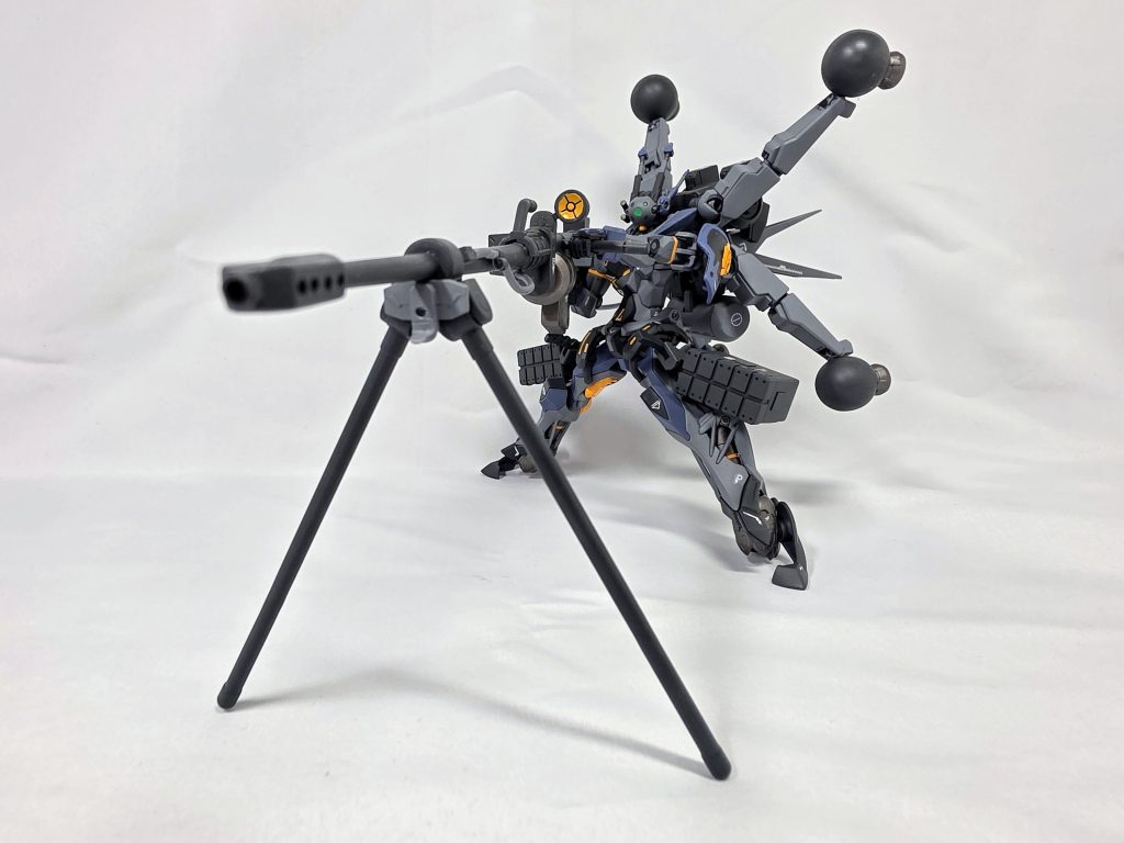 バイポットを広げることで安定した姿勢での狙撃も可能です。