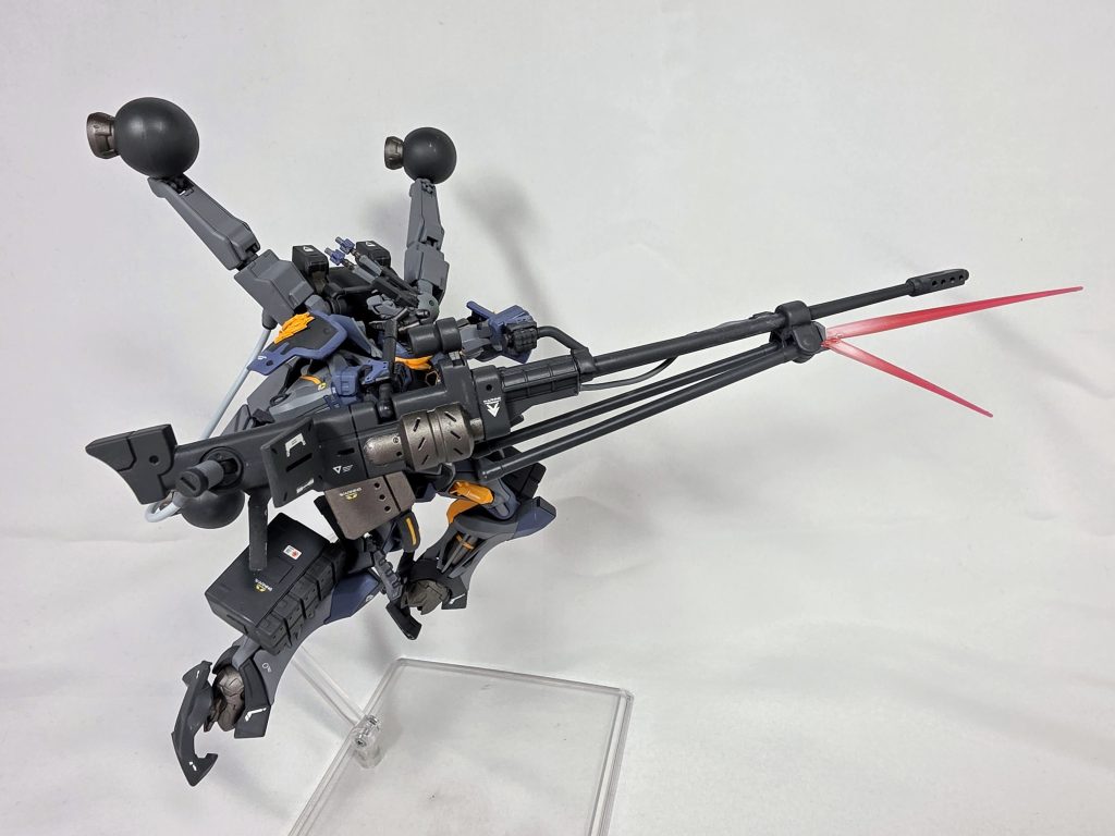 銃身下部にはビームジュッテを備えてます。敵機のサーベルを受け止める他、槍のように突き刺すことができます。